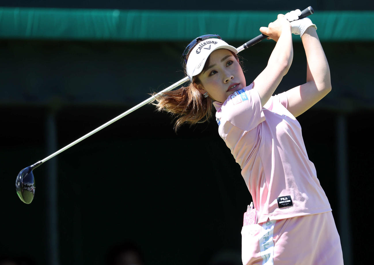 1番、ティーショットを放つ木村（撮影・浅見桂子）