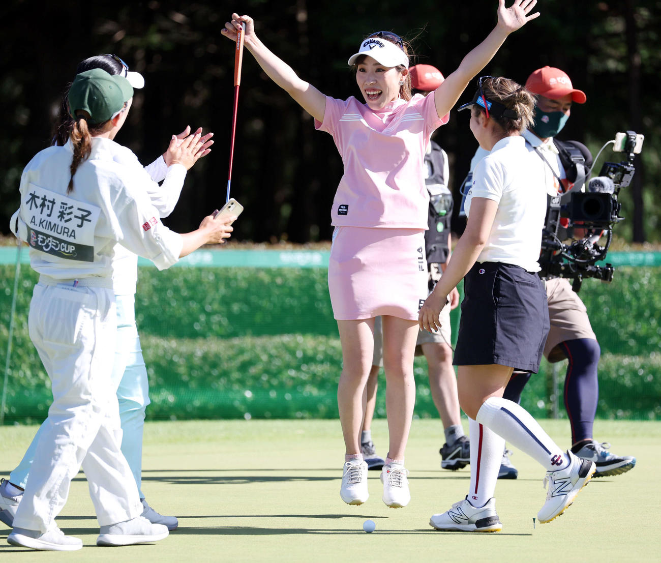 通算4アンダーで初優勝を決めた瞬間、驚いたようにバンザイで喜ぶ木村（中央）（撮影・浅見桂子）