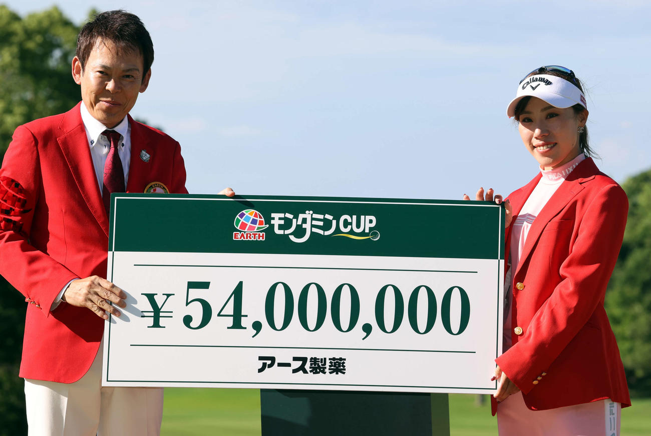 初優勝を決めた木村（右）は賞金ボードを手に笑顔（撮影・浅見桂子）