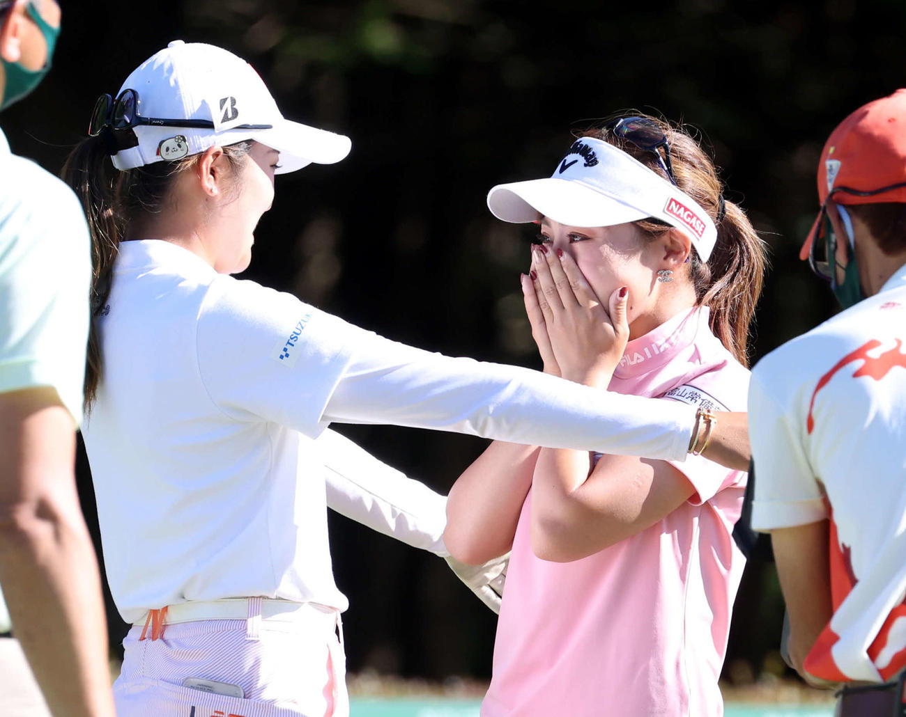 初優勝を決めた木村（右）は稲見に祝福され涙をぬぐう（撮影・浅見桂子）