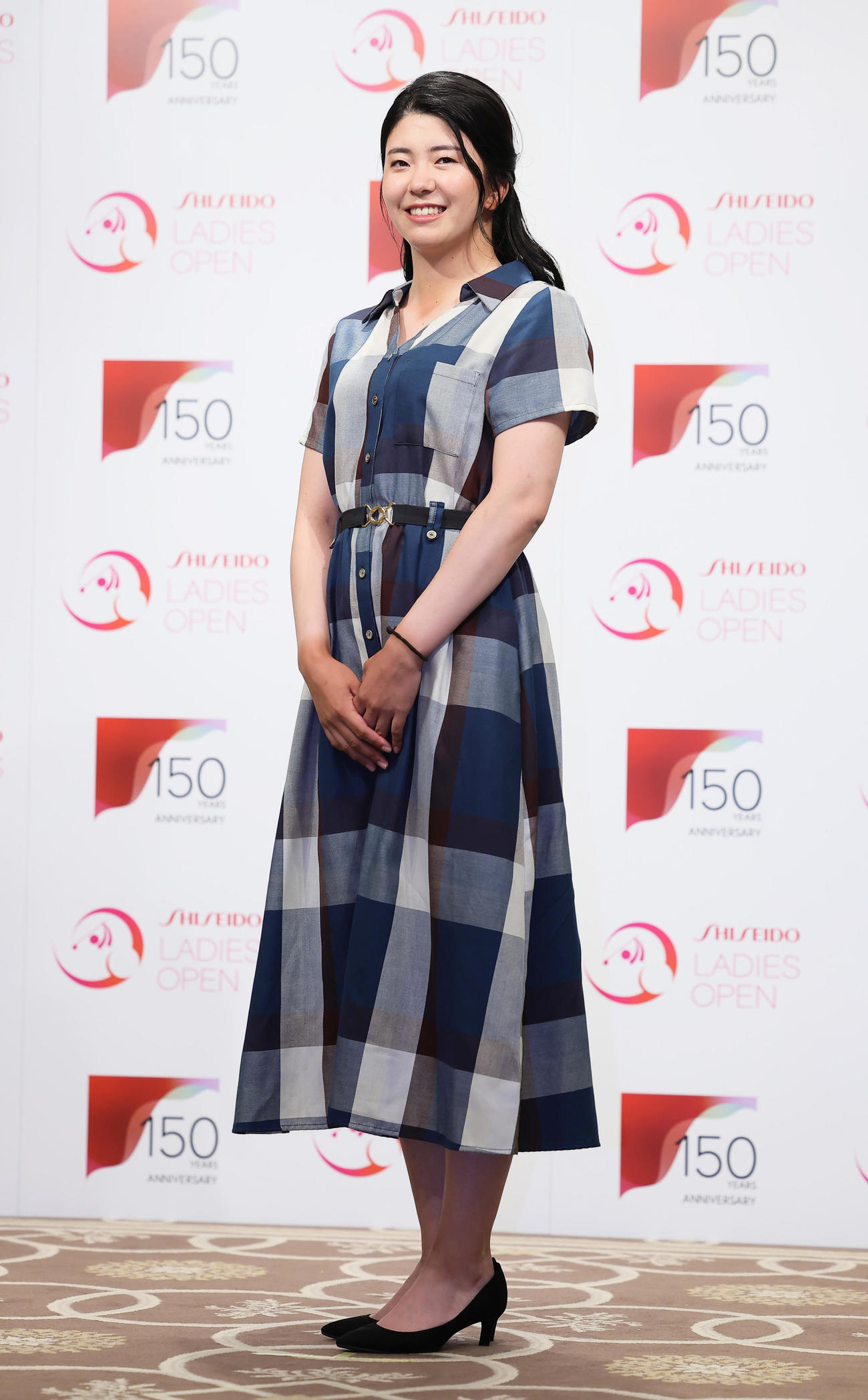 華やかにドレスアップして前夜祭に登場し、笑顔を見せる堀琴（撮影・足立雅史）