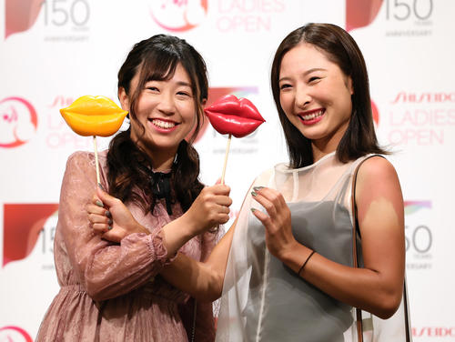 くちびる型のお菓子を手に笑顔を見せる菅沼（左）と鶴岡（撮影・足立雅史）