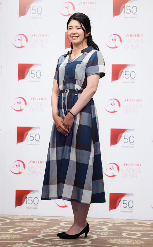 華やかにドレスアップして前夜祭に登場し、笑顔を見せる堀琴（撮影・足立雅史）