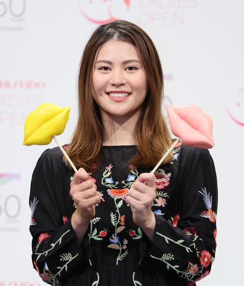 くちびる型のお菓子を手に笑顔の新垣（撮影・足立雅史）