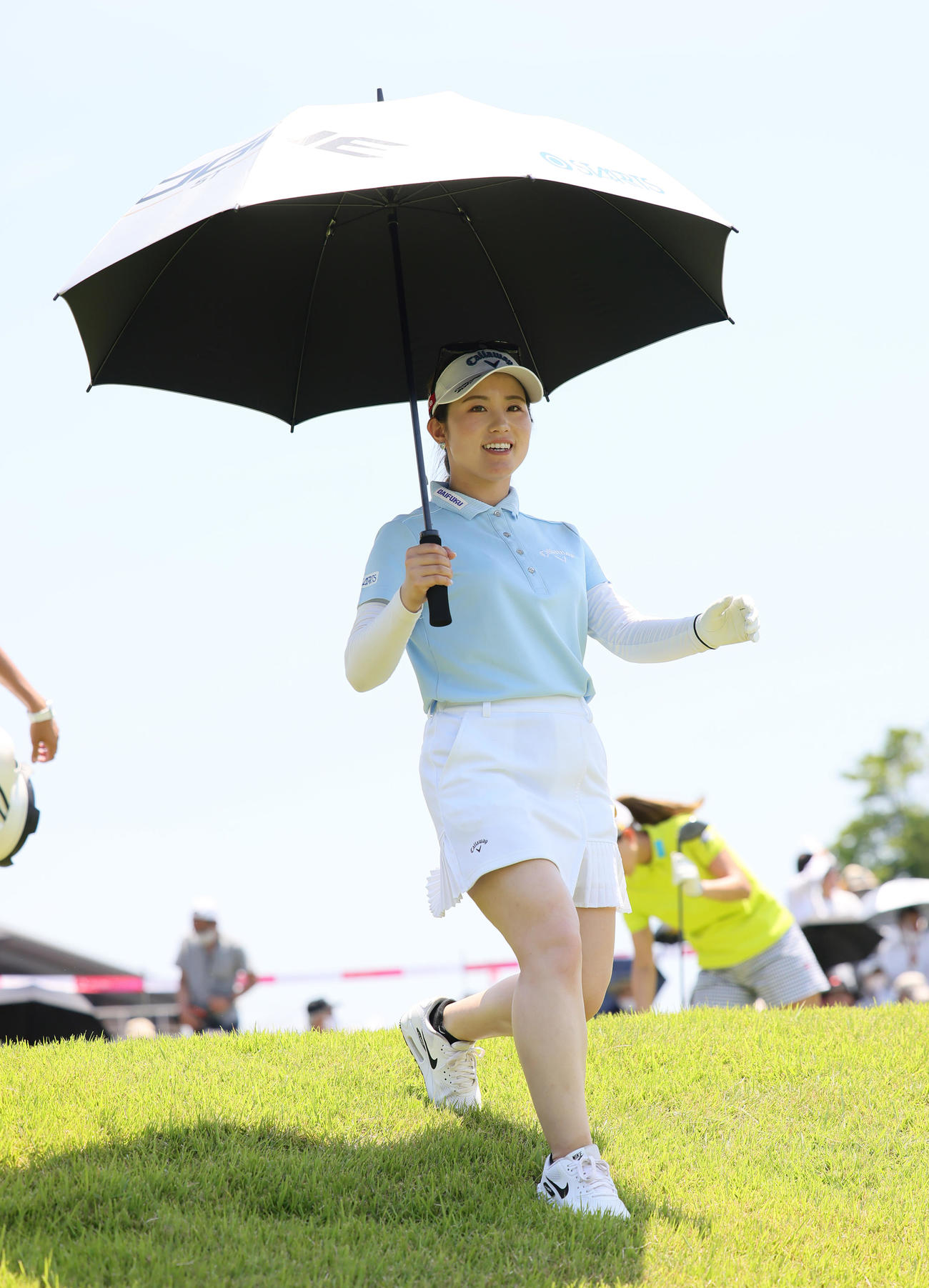 1番、ティーショットを放ち笑顔で移動する西村（撮影・足立雅史）