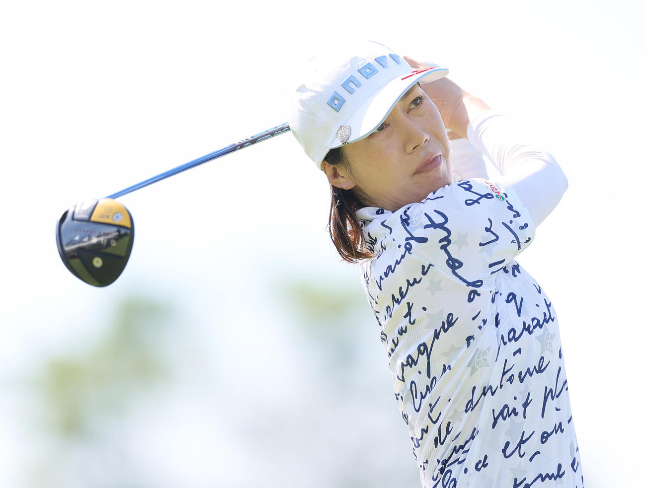 1番、ティーショットを放つ李知姫（撮影・足立雅史）