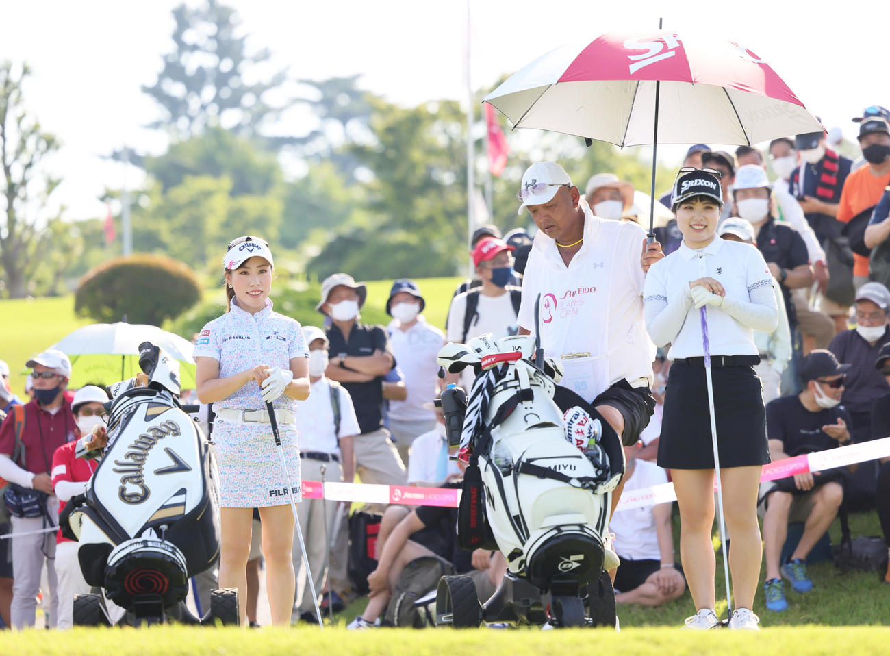 ラウンド前、笑顔を見せる木村（左）と尾関（撮影・足立雅史）