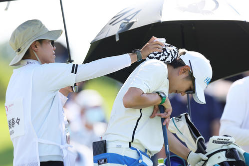 ラウンド前、氷のうを首に当てる成田（右）（撮影・足立雅史）