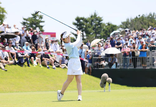 1番、ティーショットを放つ西村（撮影・足立雅史）