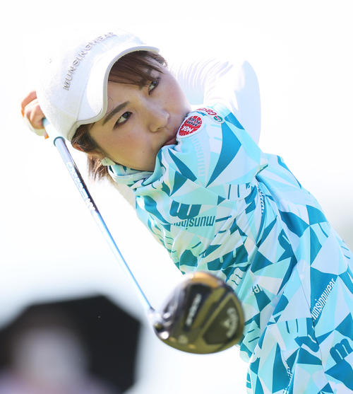 1番、ティーショットを放つ小野（撮影・足立雅史）