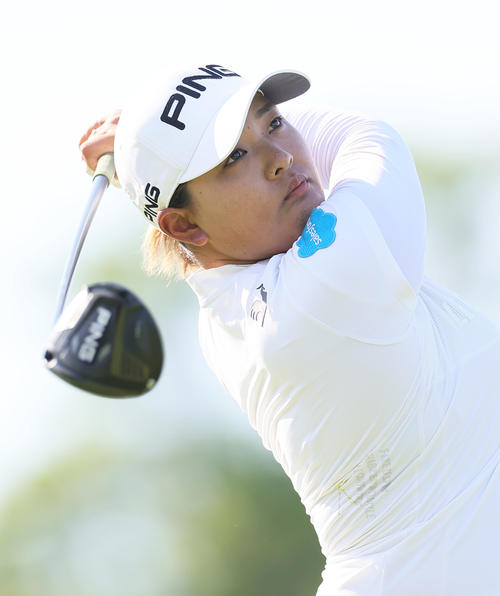 1番、ティーショットを放つ鈴木（撮影・足立雅史）