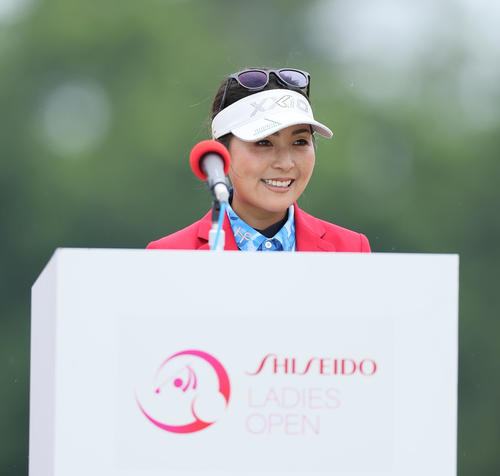 優勝スピーチで笑顔を見せる青木（撮影・足立雅史）