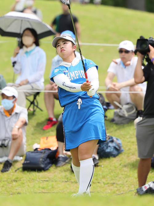 5番、ティーショットを放つ山下（撮影・足立雅史）