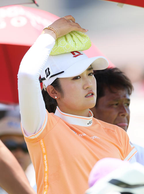 藤田かれんと稲垣那奈子ピースサイン 誕生日の勝みなみは笑顔で移動 女子プロ第２日写真特集 ゴルフライブ速報写真ニュース 日刊スポーツ