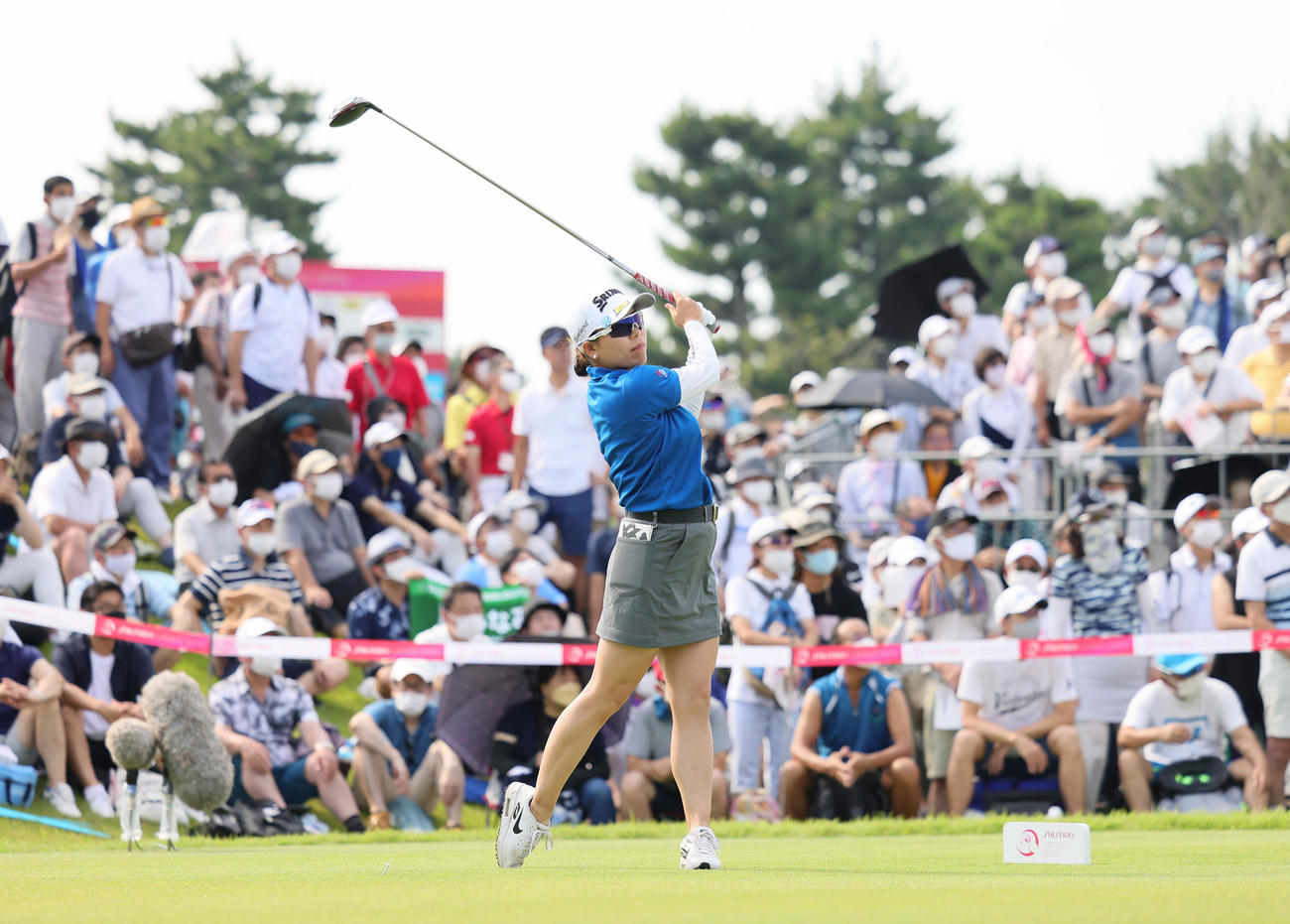 1番、ティーショットを放つ勝（撮影・足立雅史）