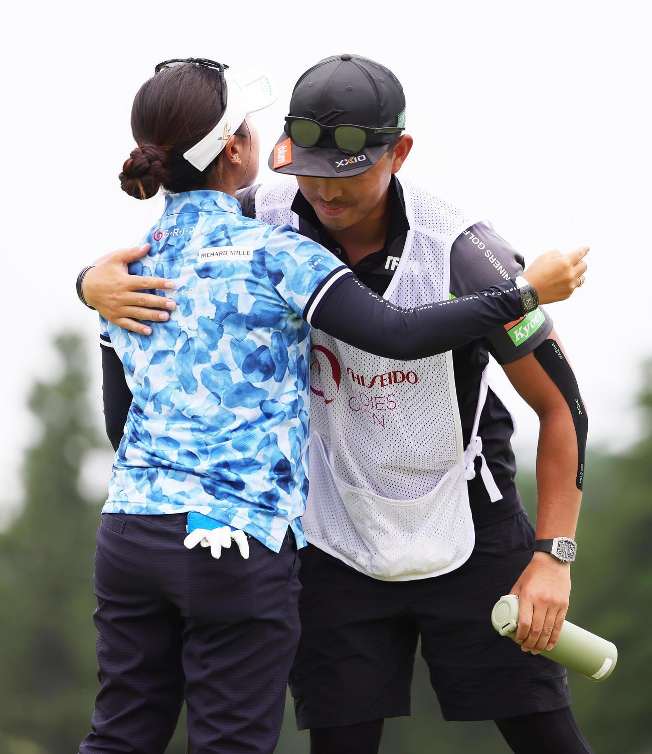 優勝を決めた青木（左）はキャディーを務めた大西コーチと抱き合い喜ぶ（撮影・足立雅史）