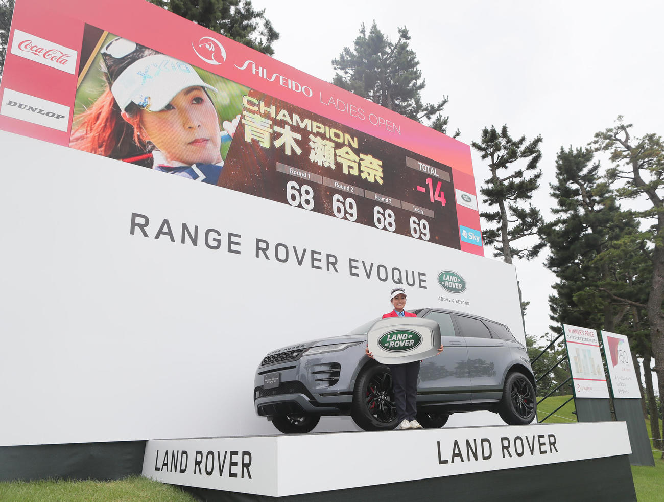 優勝を決め副賞のランドローバー社の車の前で記念撮影する青木（撮影・足立雅史）
