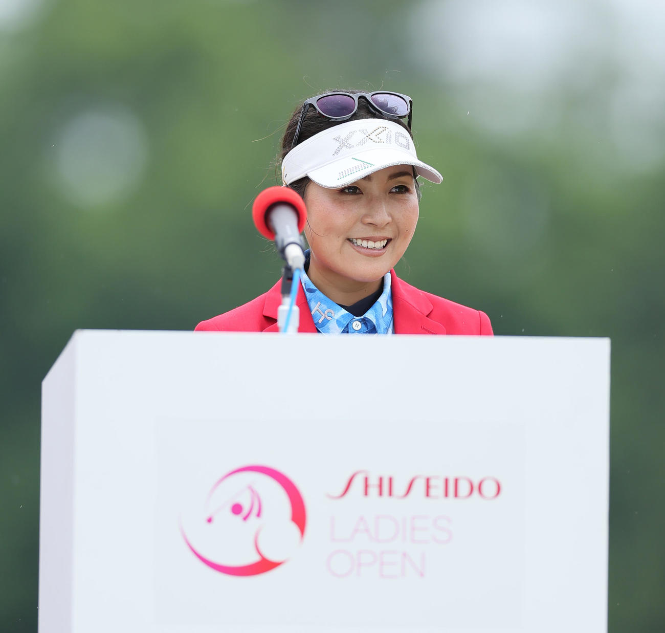 優勝スピーチで笑顔を見せる青木（撮影・足立雅史）