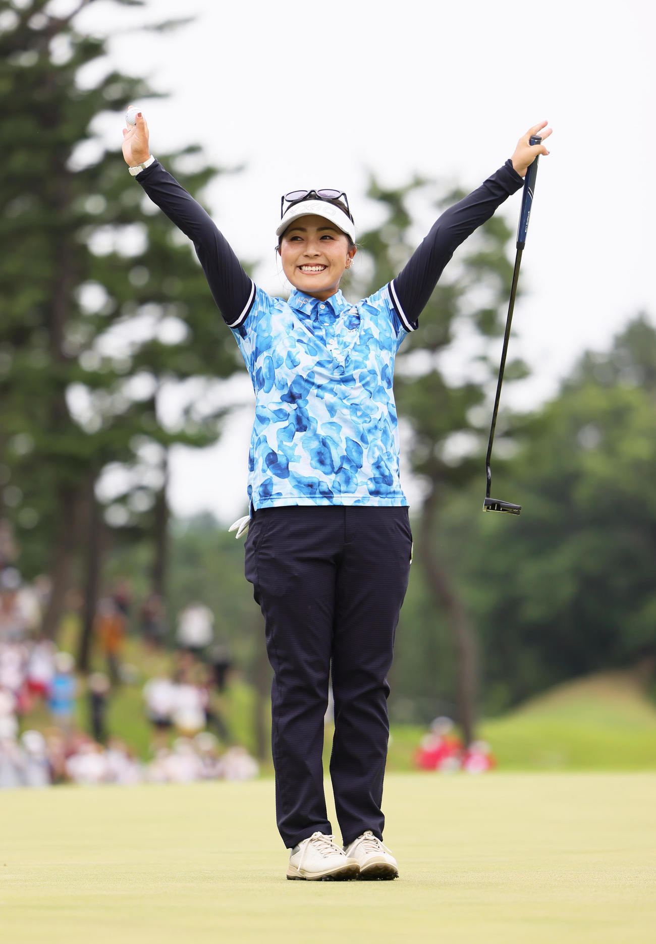 優勝を決めバンザイする青木（撮影・足立雅史）