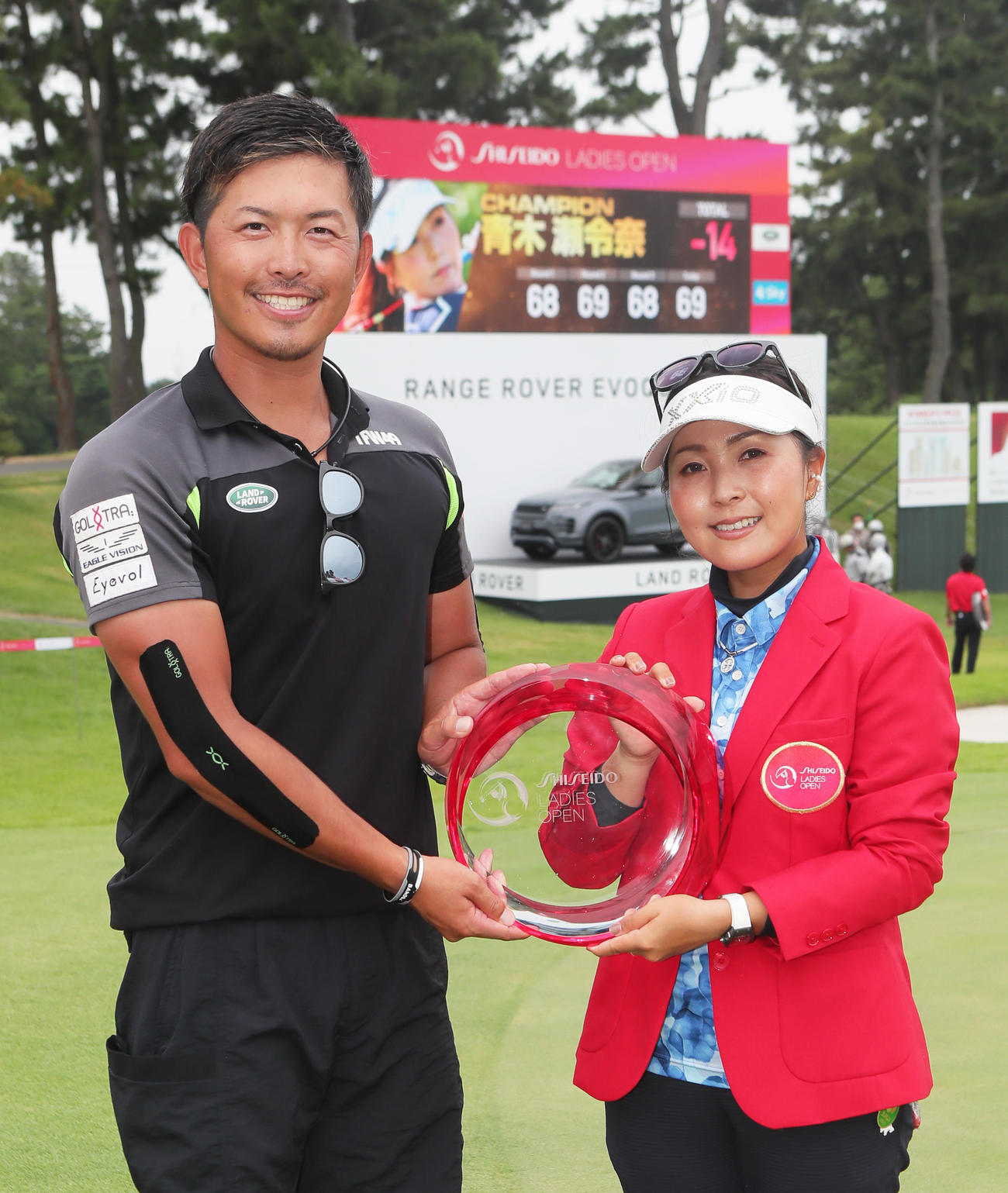 優勝の青木（右）はキャディーを務めた大西コーチと笑顔で記念撮影する（撮影・足立雅史）