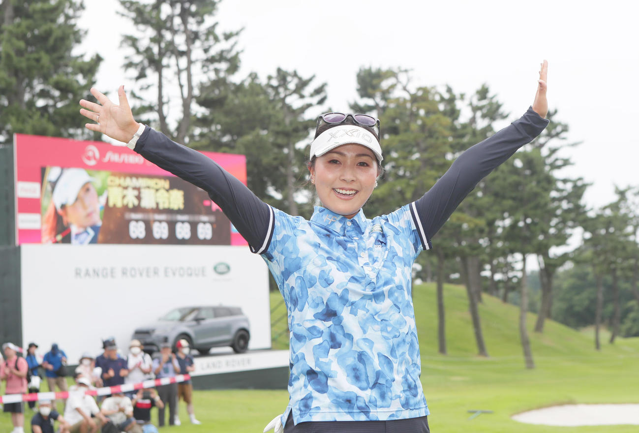 優勝を決め笑顔でバンザイする青木（撮影・足立雅史）