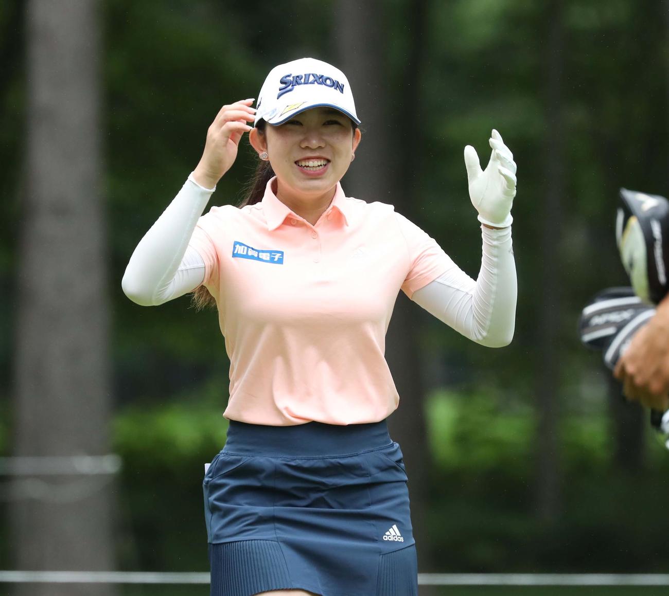 ニッポンハム・レディース　第2日目　18番、ティーショットを放ち笑顔の内田（撮影・黒川智章）