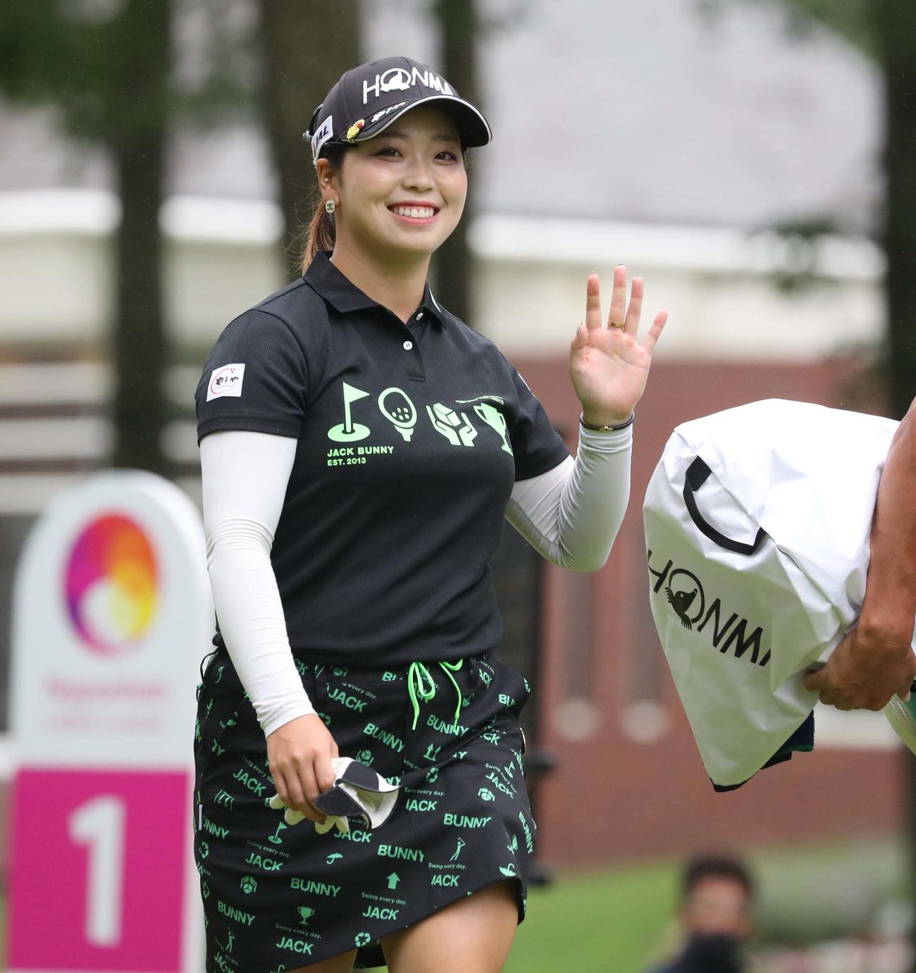 ニッポンハム・レディース　第2日目　1番、手を振ってスタートする後藤（撮影・黒川智章）