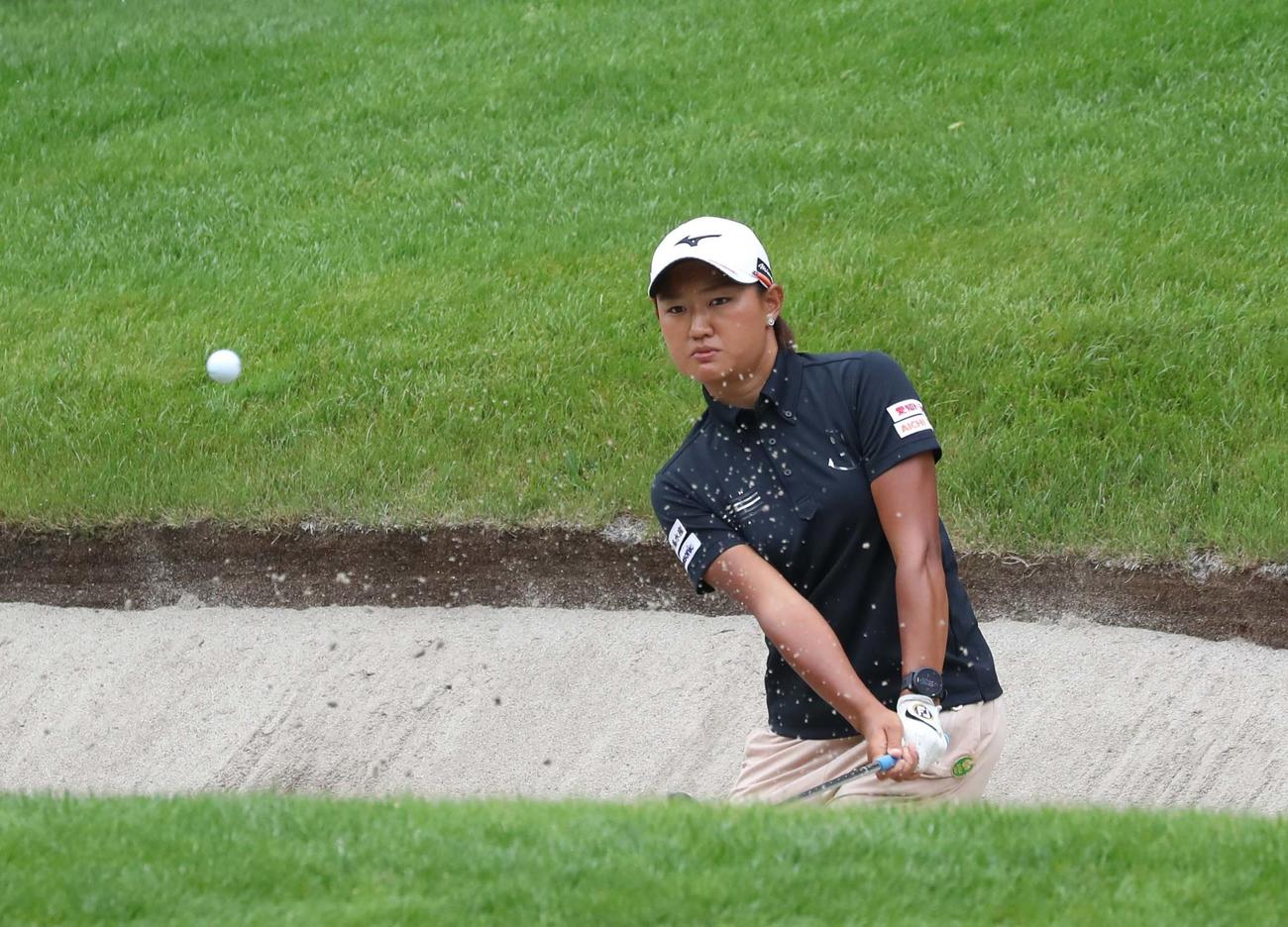 ニッポンハム・レディース　第2日目　18番、バンカーショットを放つ野沢（撮影・黒川智章）