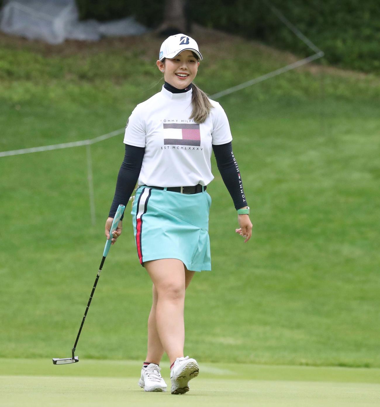 ニッポンハム・レディース　第2日目　16番、バーディーパットを決め笑顔の吉田（撮影・黒川智章）