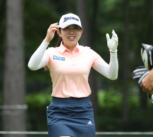 ニッポンハム・レディース　第2日目　18番、ティーショットを放ち笑顔の内田（撮影・黒川智章）