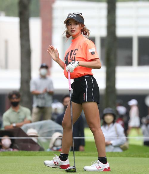 ニッポンハム・レディース　第2日目　1番、観客の声援に応える臼井（撮影・黒川智章）