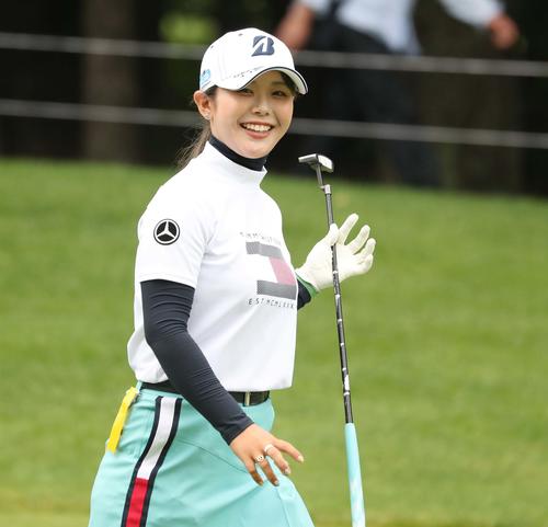 ニッポンハム・レディース　第2日目　笑顔でラウンドする吉田（撮影・黒川智章）