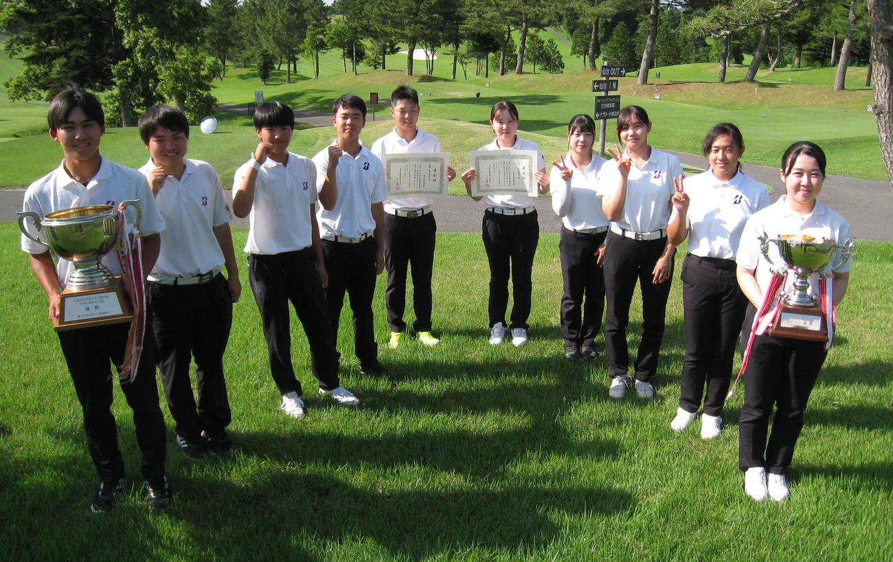 アベック優勝した東北。左から三上、野寄、中里、芳賀、中村、倉林、中山、増子、三橋、伊藤（撮影・吉池彰）