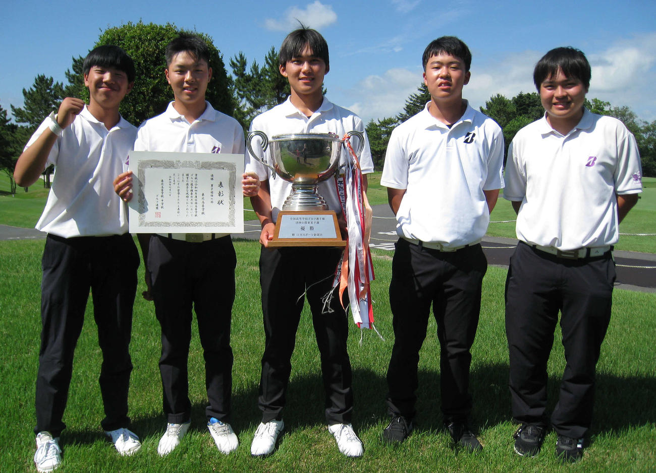 東北大会で優勝した東北の男子。左から中里、中村、三上、芳賀、野寄（撮影・吉池彰）