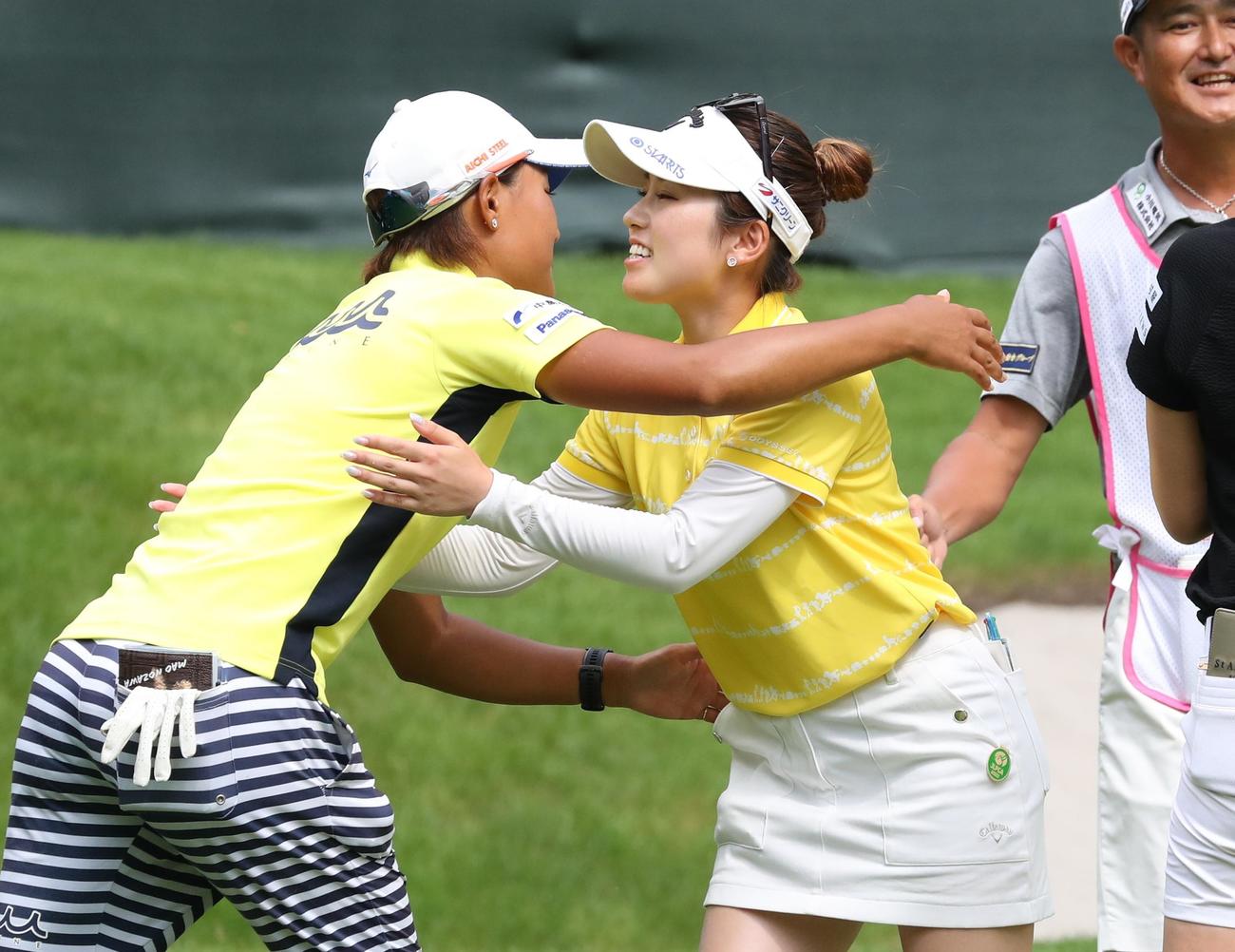 ニッポンハム・レディース　最終日　18番、優勝を決めた西村（右）は野沢と抱き合う（撮影・黒川智章）