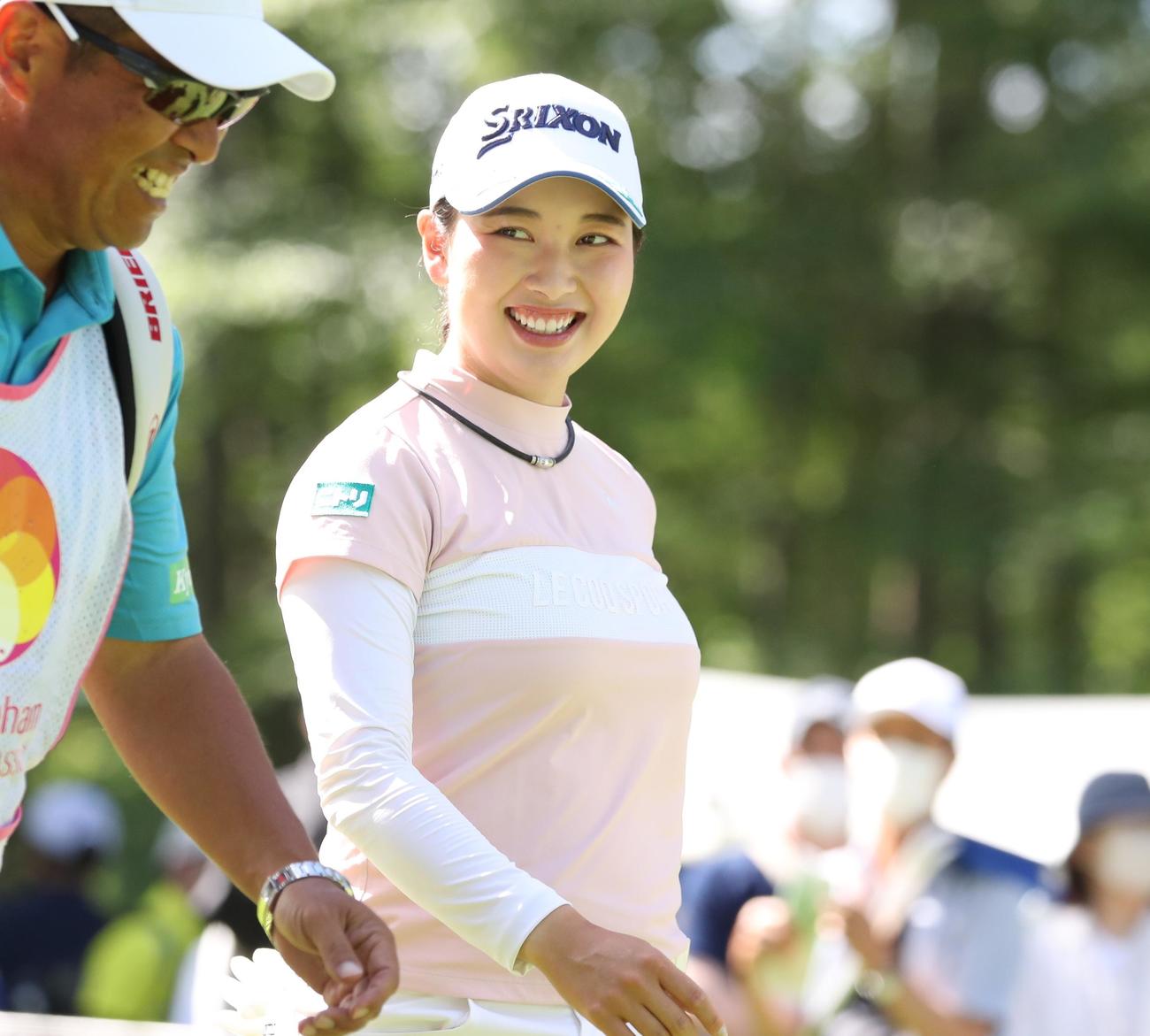 ニッポンハム・レディース　最終日　1番、笑顔でスタートする小祝（撮影・黒川智章）