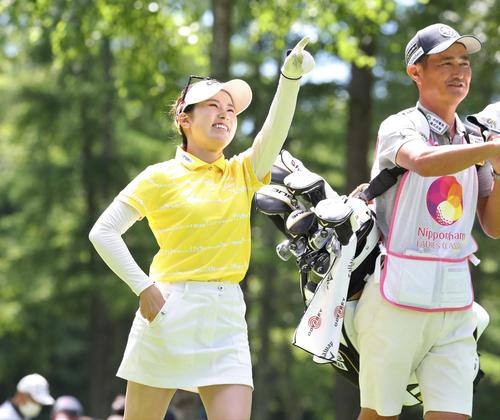 ニッポンハム・レディース　最終日　1番、打球の方向を指さす西村（撮影・黒川智章）