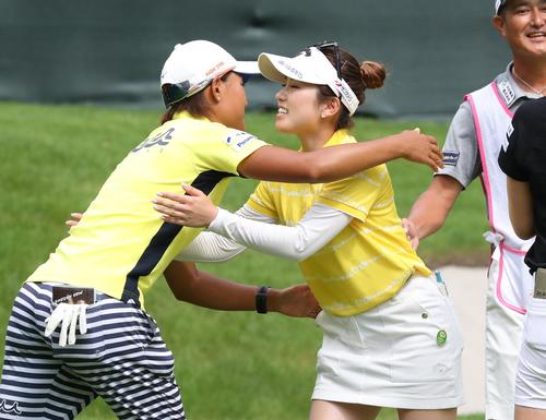 ニッポンハム・レディース　最終日　18番、優勝を決めた西村（右）は野沢と抱き合う（撮影・黒川智章）