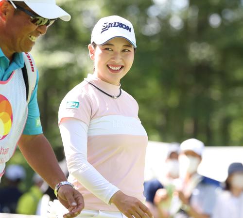 ニッポンハム・レディース　最終日　1番、笑顔でスタートする小祝（撮影・黒川智章）