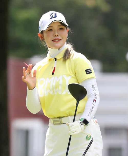 ニッポンハム・レディース　最終日　1番、ティーショットを放つ笑顔の吉田（撮影・黒川智章）