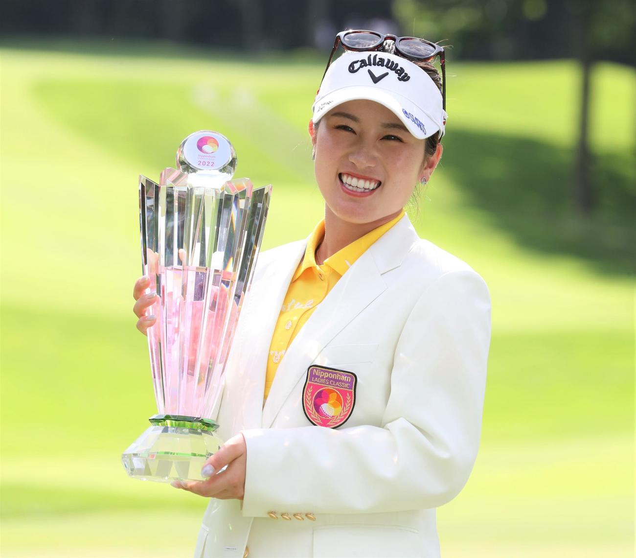 ニッポンハム・レディース　最終日　優勝し笑顔でトロフィーを掲げる西村（撮影・黒川智章）
