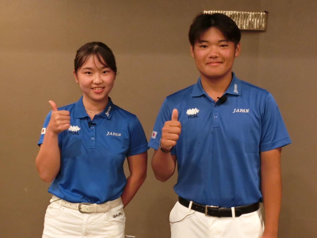 2022日本代表選手団女子主将の成田（左）と男子主将の本