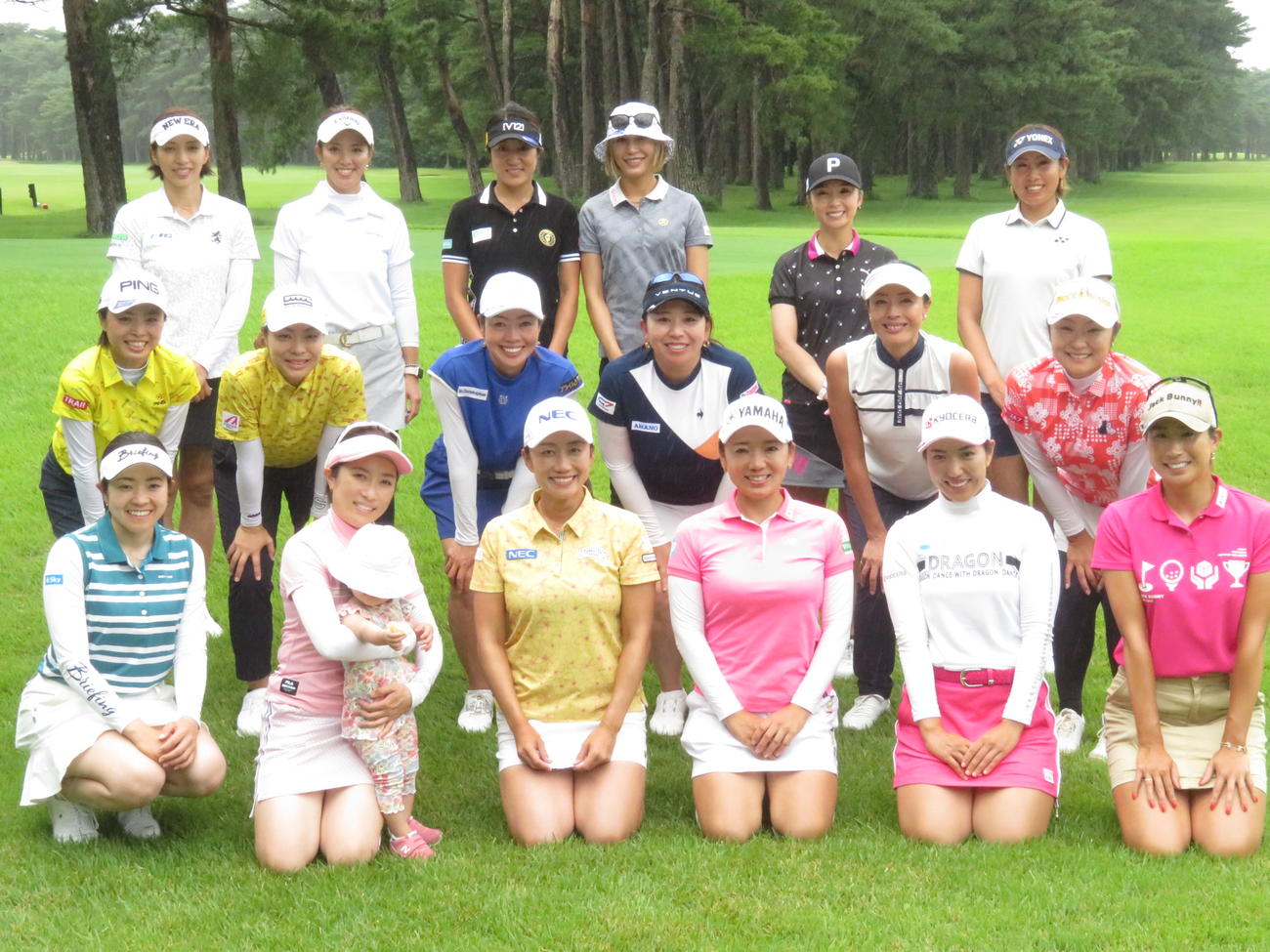 30代以上の女子プロによる大会発起人の有村智恵（前列右から3人目）、原江里菜（同4人目）ら出場18選手