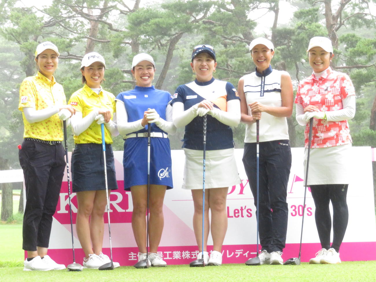 30代以上の女子プロによる大会に出場した左から服部真夕、一ノ瀬優希、西山ゆかり、吉田弓美子、下村真由美、藤田さいき