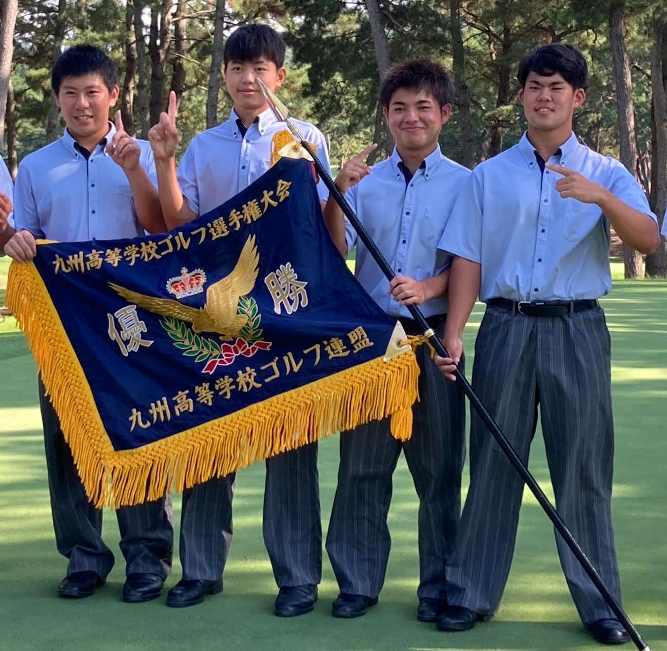 男子優勝の樟南。左から横山、矢内、小窪、米