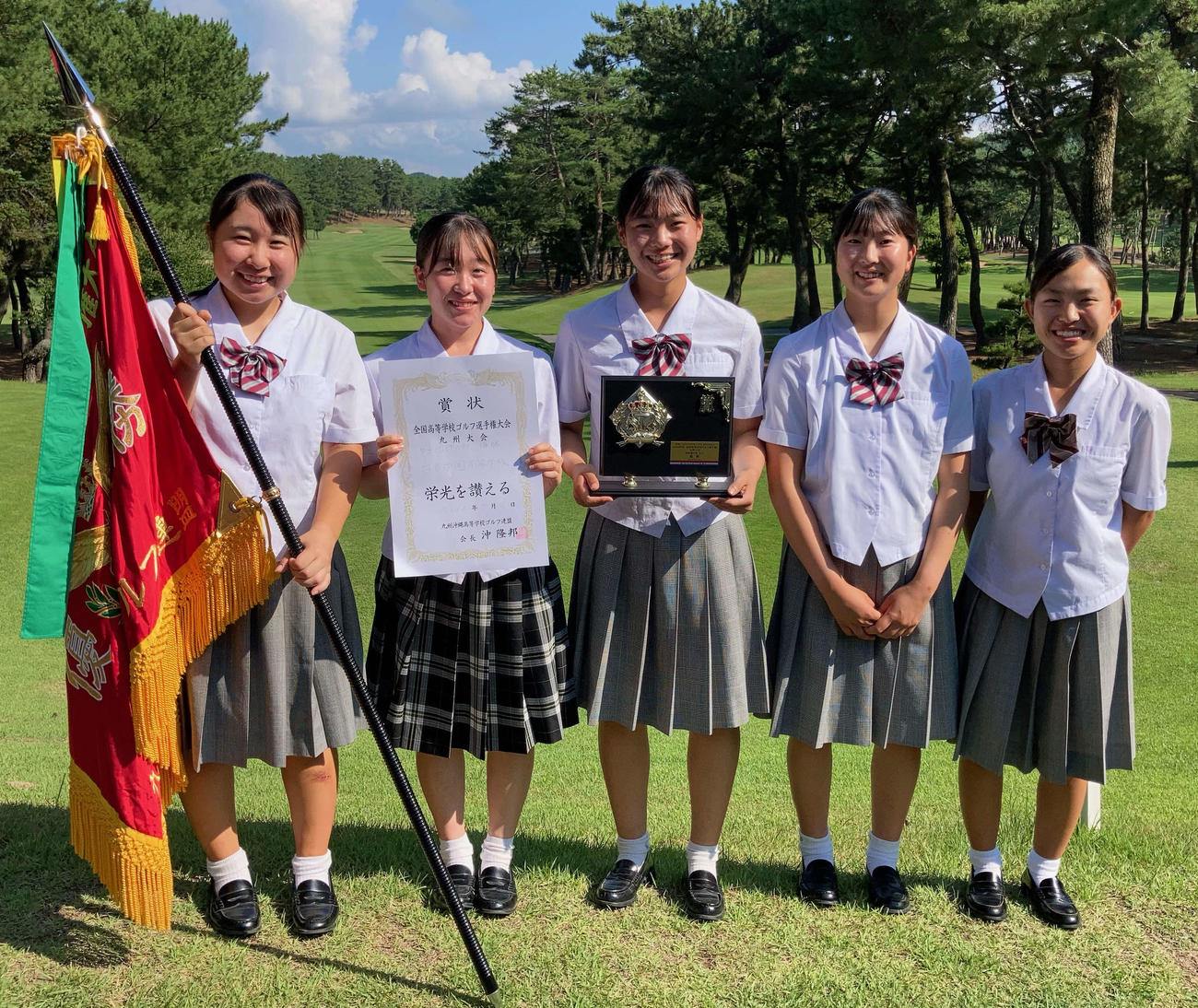 女子優勝の日章学園。左から荒木、小西、菅、福田、谷口