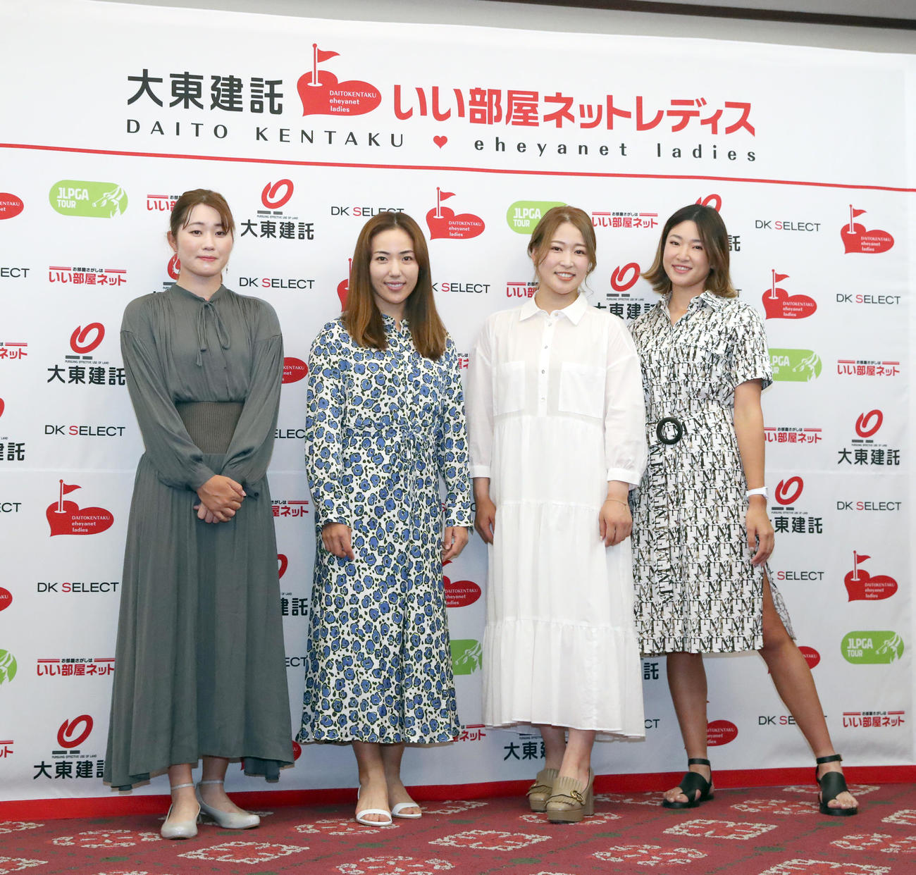 笑顔で撮影に応じる左から植竹、笠、田村、原（撮影・佐藤翔太）