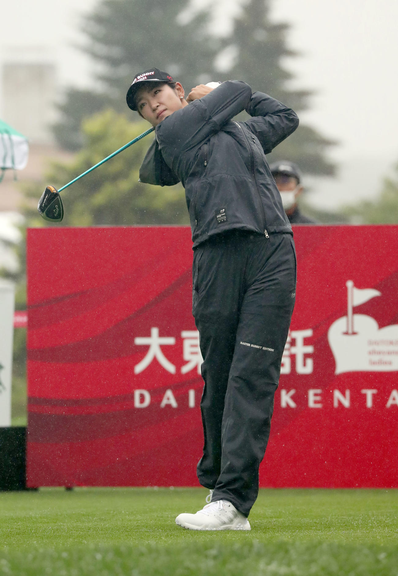 10番、ティーショットを放つ原（撮影・佐藤翔太）
