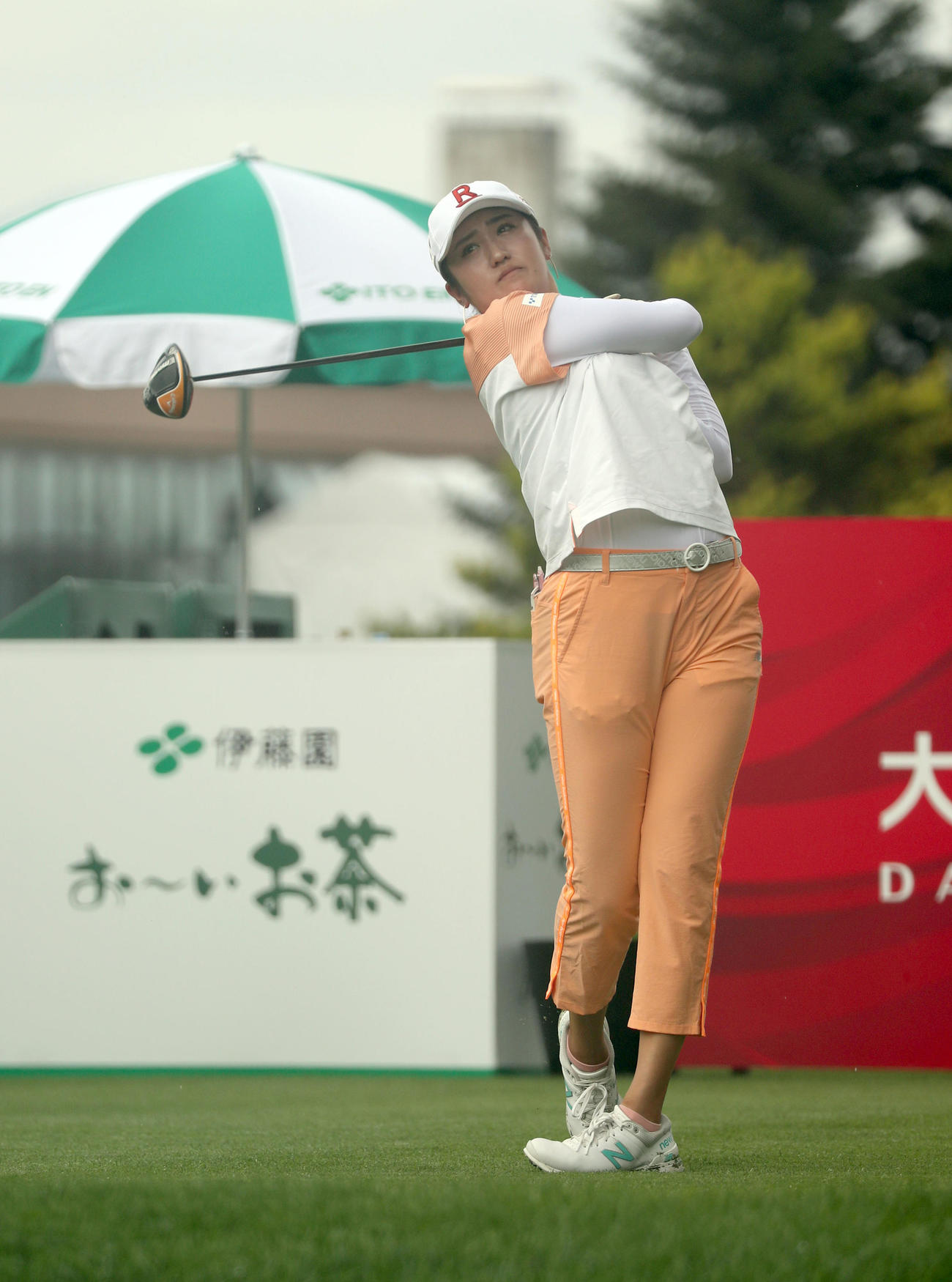 10番、ティーショットを放つ稲見（撮影・佐藤翔太）
