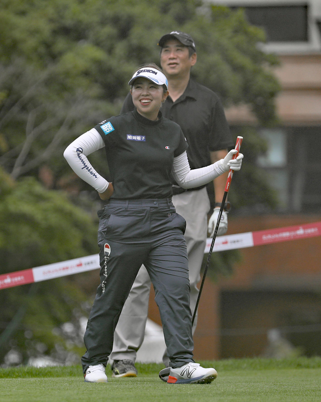 10番、笑顔でティーショットに向かう山下（撮影・佐藤翔太）
